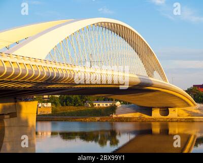 Neue und moderne Trojabrücke über Moldau in Holesovice, Prag, Tschechische Republik. Stockfoto