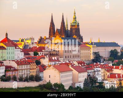 Prager Burg mit der St. Veits Kathedrale. Abendansicht von den Gärten des Klosters Strahov, Hradcany, Prag, Tschechische Republik. Stockfoto