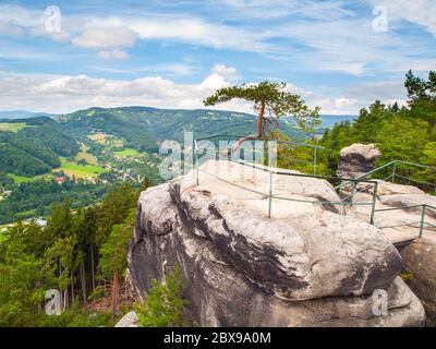 Aussichtspunkt auf Iseratal in Sandsteinlandschaft des Böhmischen Paradieses, Besedice Felsen, Tschechische Republik. Stockfoto