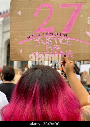 11. September 2019, Los Angeles, Kalifornien, USA: Tausende nehmen am 5. Juni an dem Protest von George Flloyd und Black Lives Matter und dem Marsch im Justizministerium von Los Angeles Teil. Auch geehrt Brionna Taylorâ €™s Geburtstag, der durch die Hände der Polizei gestorben. (Bild: © Amy Katz/ZUMA Wire) Stockfoto