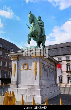 Reiterstatue von Jan Wellem errichtet 1711 vom Bildhauer Gabriel Grupello auf dem Marktplatz in Düsseldorf, mit Rathaus im Hintergrund. Stockfoto