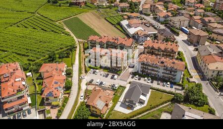 Luftaufnahme des Dorfes Mezzocorona in Trentino-Südtirol - Norditalien: Charmantes Dorf im Herzen der Piana Rotaliana Königsberg Stockfoto