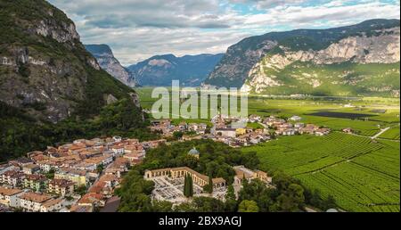 Luftaufnahme des Dorfes Mezzocorona in Trentino-Südtirol - Norditalien: Charmantes Dorf im Herzen der Piana Rotaliana Königsberg Stockfoto