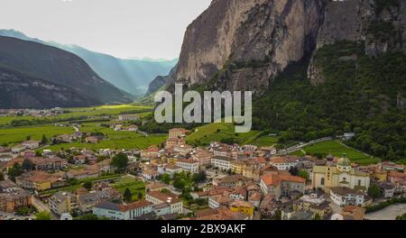 Luftaufnahme des Dorfes Mezzocorona in Trentino-Südtirol - Norditalien: Charmantes Dorf im Herzen der Piana Rotaliana Königsberg Stockfoto