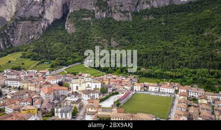 Luftaufnahme des Dorfes Mezzocorona in Trentino-Südtirol - Norditalien: Charmantes Dorf im Herzen der Piana Rotaliana Königsberg Stockfoto