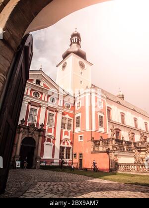 Benediktinerkloster in Broumov mit Kirche des heiligen Adalbert, Broumov, Tschechische Republik. Stockfoto