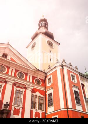 Benediktinerkloster in Broumov mit Kirche des heiligen Adalbert, Broumov, Tschechische Republik. Stockfoto