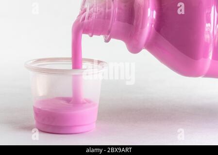 Eine Dosis Antisäure gießen Stockfoto