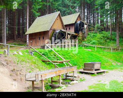 Golderzmühlen. Mittelalterliche Wassermühlen aus Holz in Zlate Hory, Tschechische Republik. Stockfoto