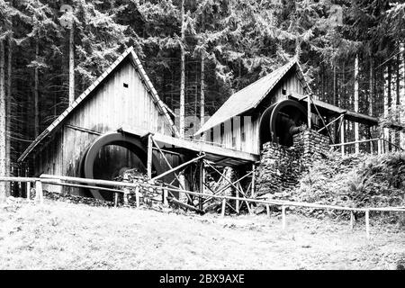 Golderzmühlen. Mittelalterliche Wassermühlen aus Holz in Zlate Hory, Tschechische Republik. Schwarzweiß-Bild. Stockfoto