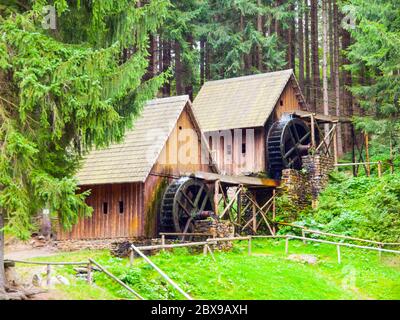 Golderzmühlen. Mittelalterliche Wassermühlen aus Holz in Zlate Hory, Tschechische Republik. Stockfoto