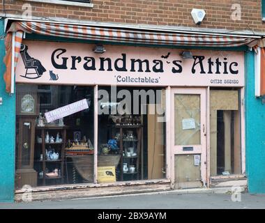 Edenbridge,Kent,UK,6. Juni 2020,Edenbridge High Street bleibt menschenleer an einem Samstagnachmittag würde diese kleine High Street normalerweise mit Käufern geschäftig sein. Geschäfte planen nun, am 15. Juni 2020 wieder zu öffnen, wie von den Richtlinien der Regierung empfohlen.Quelle:Keith Larby/Alamy Live News Stockfoto