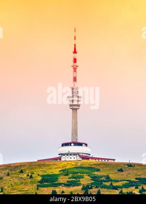 Fernsehsender und Aussichtsturm auf dem Gipfel des Pradierten Berges, Hruby Jesenik, Tschechische Republik. Stockfoto