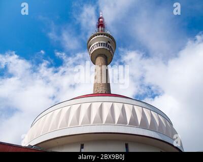 Detailansicht des Fernsehsenders und des Aussichtsturms auf dem Gipfel des Praded Mountain, Hruby Jesenik, Tschechische Republik. Stockfoto