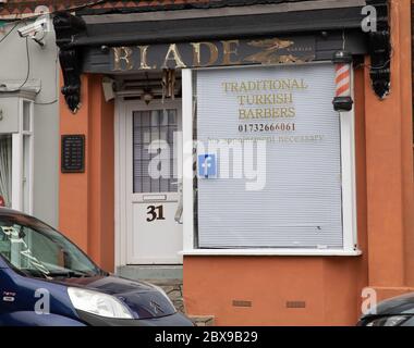 Edenbridge,Kent,UK,6. Juni 2020,Edenbridge High Street bleibt menschenleer an einem Samstagnachmittag würde diese kleine High Street normalerweise mit Käufern geschäftig sein. Geschäfte planen nun, am 15. Juni 2020 wieder zu öffnen, wie von den Richtlinien der Regierung empfohlen.Quelle:Keith Larby/Alamy Live News Stockfoto