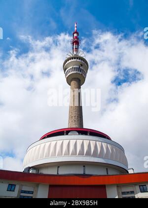 Detailansicht des Fernsehsenders und des Aussichtsturms auf dem Gipfel des Praded Mountain, Hruby Jesenik, Tschechische Republik. Stockfoto