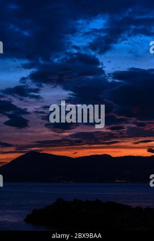 Sonnenuntergang mit dramatischem Himmel im Golf von La Spezia, Ligurien, Italien, Europa Stockfoto