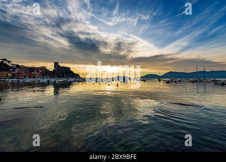 Hafen von Lerici bei Sonnenuntergang mit vielen Booten, kleine Stadt im Golf von La Spezia, Ligurien, Italien, Europa Stockfoto
