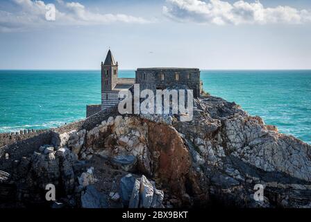 Alte mittelalterliche Kirche von San Pietro (St. Peter, 1198) in Portovenere oder Porto Venere Dorf, UNESCO Weltkulturerbe, Mittelmeer, Italien. Stockfoto