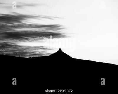 Silhouette des Berges Jested bei Sonnenuntergang, Liberec, Tschechische Republik. Schwarzweiß-Bild. Stockfoto