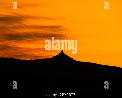 Silhouette des Berges Jested bei Sonnenuntergang, Liberec, Tschechische Republik. Stockfoto