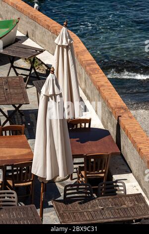 Nahaufnahme von leeren Tischen und Stühlen in Ligurien, Italien, Südeuropa Stockfoto