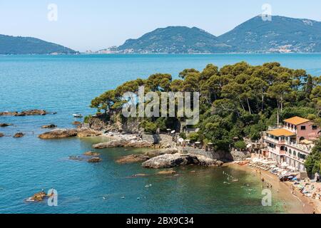 Strand Fiascherino, Gemeinde Lerici, Golf von La Spezia in Ligurien, Italien, Europa. Am Horizont die berühmte Stadt Portovenere oder Porto Venere Stockfoto