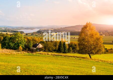 Herbstlandschaft am Lipno-Stausee, Nationalpark Böhmerwald, Südböhmen, Tschechische Republik. Stockfoto