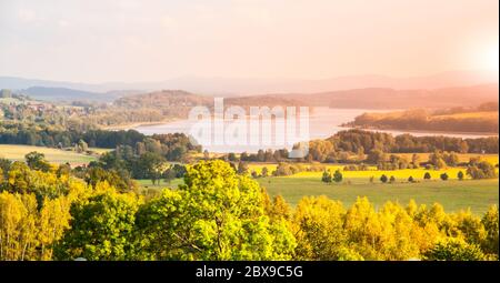 Herbstlandschaft am Lipno-Stausee, Nationalpark Böhmerwald, Südböhmen, Tschechische Republik. Stockfoto