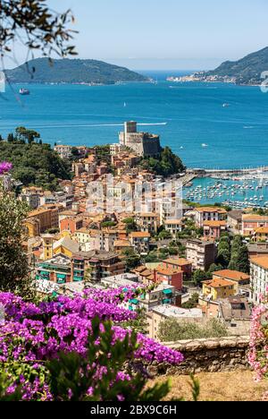 Luftaufnahme der Stadt Lerici, im Hintergrund Portovenere oder Porto Venere mit der Insel Palmaria. Im Golf von La Spezia, Ligurien, Italien, EU Stockfoto