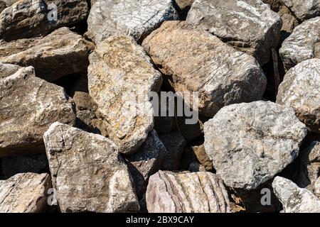 Nahaufnahme eines Wellenbrechers aus riesigen Felsbrocken am Meer, Vollbild. Ligurien, Italien, Europa Stockfoto
