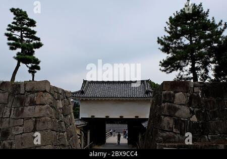 Schlendern Sie durch das gut befestigte Tor in die entreißende Welt der alten japanischen Kaiser im Schloss Nijo. Stockfoto