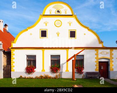 Malerisches Haus von Holasovice, kleines ländliches Dorf mit rustikaler barocker Architektur. Südböhmen, Tschechische Republik. UNESCO-Weltkulturerbe. Stockfoto