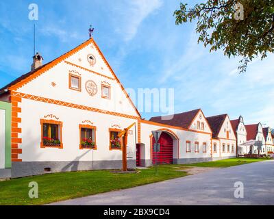 Malerische Häuser von Holasovice, kleine ländliche Dorf mit rustikalen barocken Architektur. Südböhmen, Tschechische Republik. UNESCO-Weltkulturerbe. Stockfoto