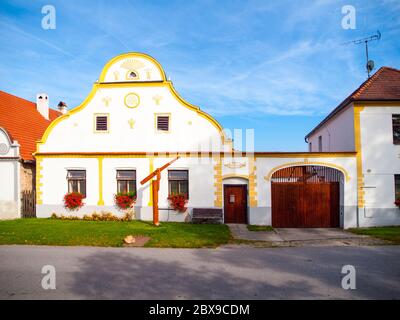 Malerisches Haus von Holasovice, kleines ländliches Dorf mit rustikaler barocker Architektur. Südböhmen, Tschechische Republik. UNESCO-Weltkulturerbe. Stockfoto