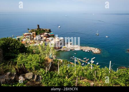 Luftaufnahme des Dorfes Vernazza und Seestück. Cinque Terre, Nationalpark in Ligurien, La Spezia, Italien, Europa. UNESCO-Weltkulturerbe Stockfoto