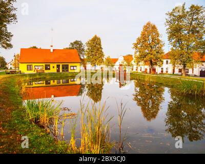 Kleiner Teich in der Mitte von Holasovice - traditionelle tschechische Dorf, Tschechische Republik. UNESCO-Weltkulturerbe. Stockfoto