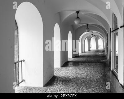 Alte historische Arkade am kleinen Platz in der Altstadt, Prag, Tschechische Republik. Schwarzweiß-Bild. Stockfoto