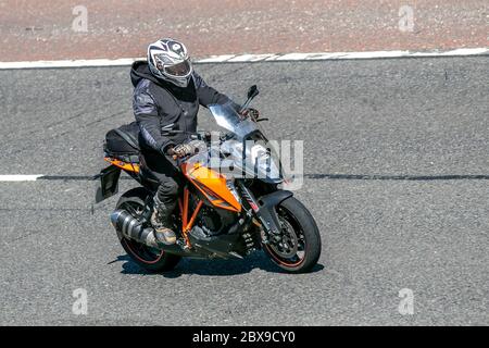 KTM Superduke Motorradfahrer; Zweiradfahrer, Motorräder, Fahrzeug, Straßen, Motorräder, Motorradfahrer, die auf der Autobahn M6 Chorley fahren, Großbritannien Stockfoto