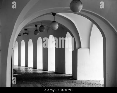 Alte historische Arkade am kleinen Platz in der Altstadt, Prag, Tschechische Republik. Schwarzweiß-Bild. Stockfoto