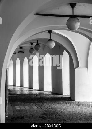 Alte historische Arkade am kleinen Platz in der Altstadt, Prag, Tschechische Republik. Schwarzweiß-Bild. Stockfoto