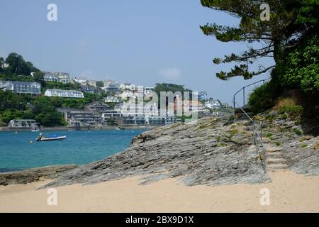 Mill Bay Beach in East Portlemouth, mit Blick auf Salcombe Stadt und Mündung an einem hellen Sommertag. Stockfoto