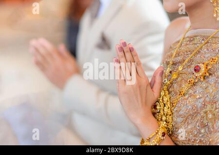 Thai traditionelle Begrüßung mit Braut und Bräutigam Hände, Thai Hochzeit Verlobungszeremonie Stockfoto