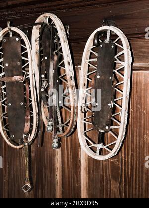 Vintage hölzerne Schneeschuhe hängen an der Wand in Berghütte. Stockfoto