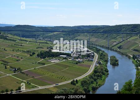 Blick über das Moseltal mit Hochmoselübergang Stockfoto