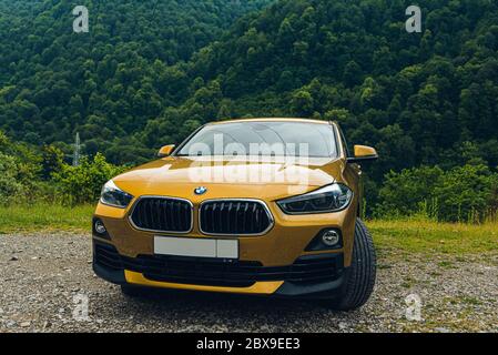 Russland Sotschi Krasnaya Polyana 4. Juni 2020. Neue Goldene Stadt SUV BMW x2 Stockfoto