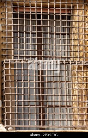 Nahaufnahme eines alten Fensters mit schmiedeeisernen Sicherheitsbars, Bologna Innenstadt, Emilia-Romagna, Italien, Europa Stockfoto