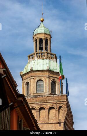 Torre degli Accursi. Mittelalterlicher Uhrenturm (XIII Jahrhundert) des Rathauses (Accursio Palast) in Bologna Innenstadt, Piazza Maggiore, Italien. Stockfoto