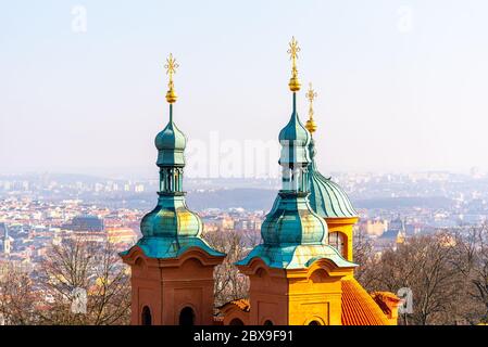 Kirche des heiligen Laurentius, Tschechisch: Kostel Svateho Vavrince, auf dem Petrin-Hügel. Luftaufnahme vom Petrin Tower, Prag, Tschechische Republik. Stockfoto