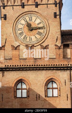 Torre degli Accursi und Palazzo d'Accursio. Nahaufnahme des Uhrturms und des Rathauses in der Innenstadt von Bologna (XIII Jahrhundert), Piazza Maggiore, Italien. Stockfoto